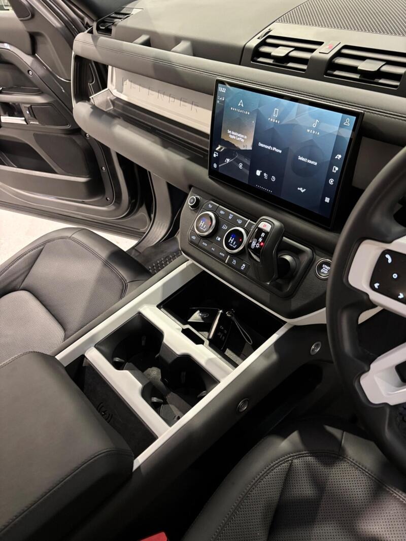 
								Land Rover Defender 110 2025 full									