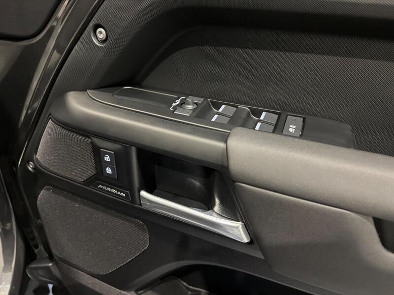 
								Land Rover Defender 110 2025 full									