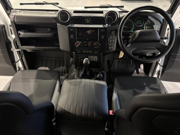 
								Land Rover Defender 110 full									