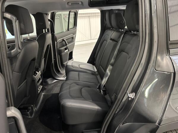 
								Land Rover Defender 110 2025 full									