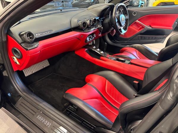 
								Ferrari F12 Berlinetta full									